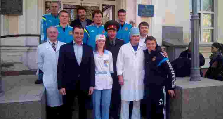Футболісти збірної України провідали поранених військових у Києві