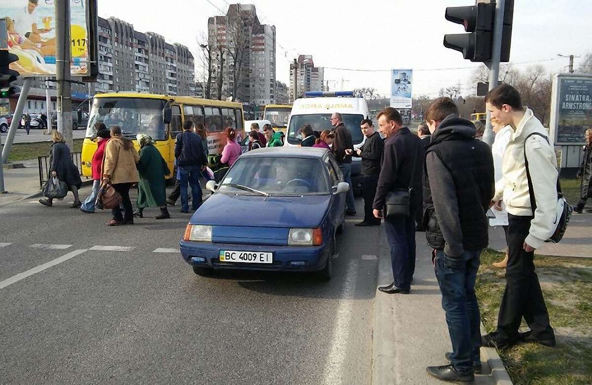 У Львові на пішохідному переході збили першокласницю (відео)