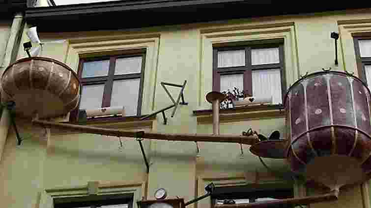 Декоративні ванни на львівському будинку демонтують примусово 