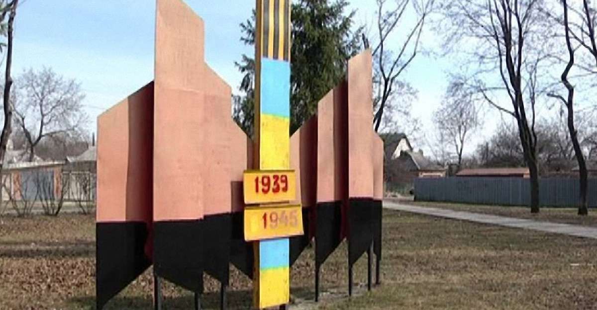 У Харкові вандали осквернили радянську братську могилу