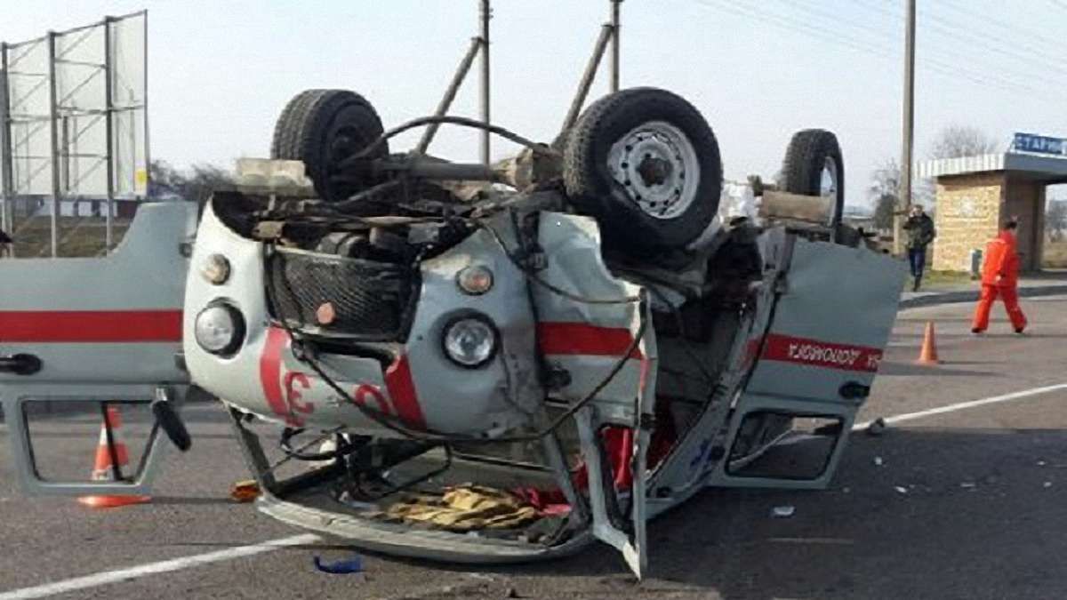 На Львівщині «швидка» потрапила у ДТП: водій загинув
