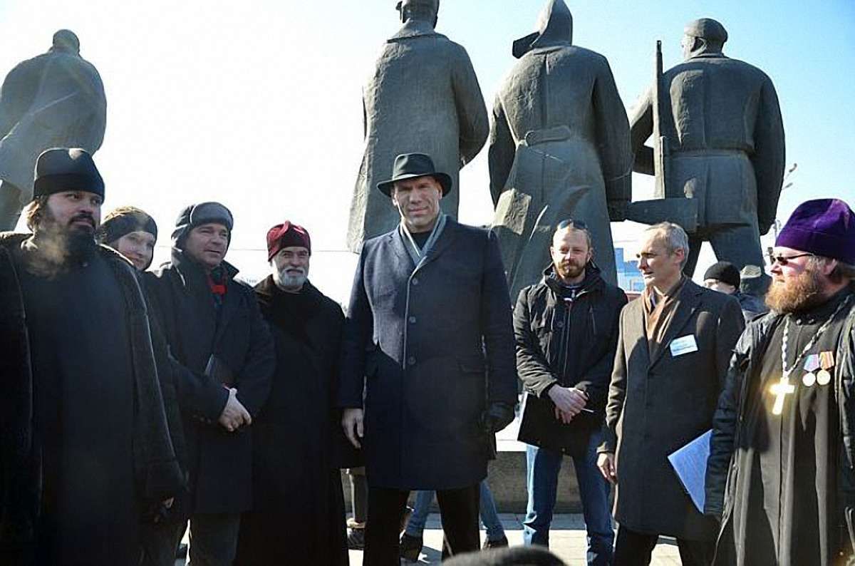 Боксер Валуєв очолив протести проти опери Вагнера
