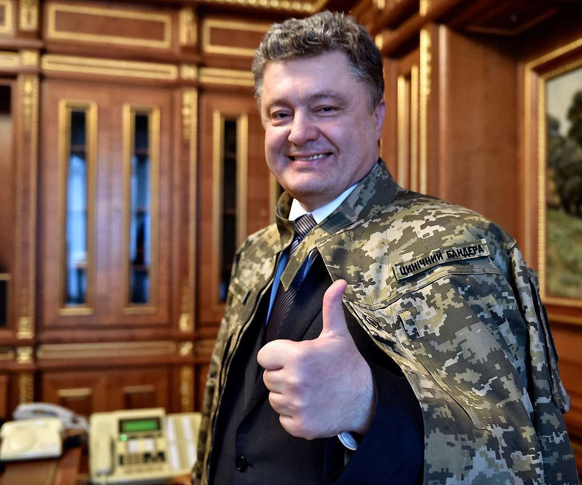 Порошенко вдягнув військову куртку з нашивкою «Цинічний Бандера»