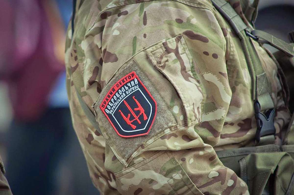 «Правий сектор» залишиться на передовій