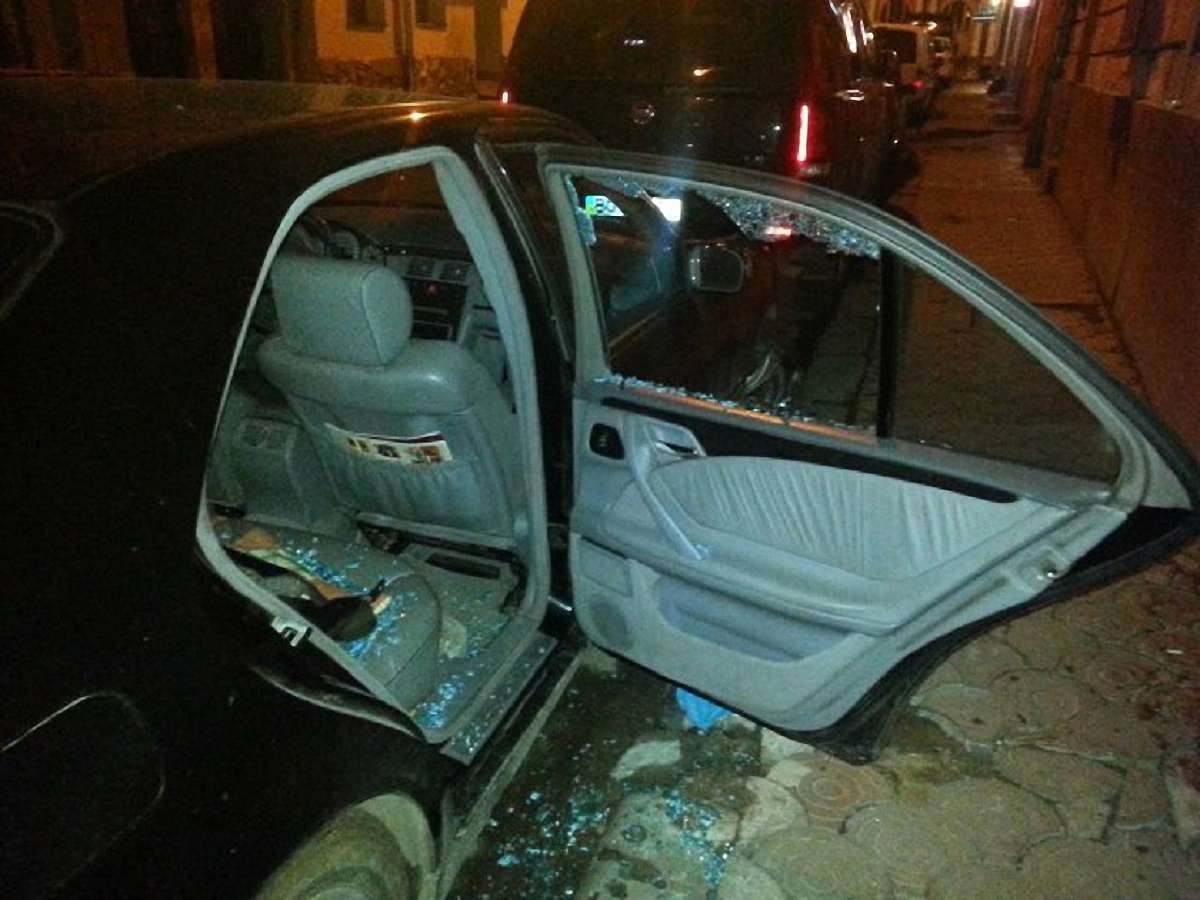 Вночі у центрі Львова «на гарячому» затримали двох автокрадіїв