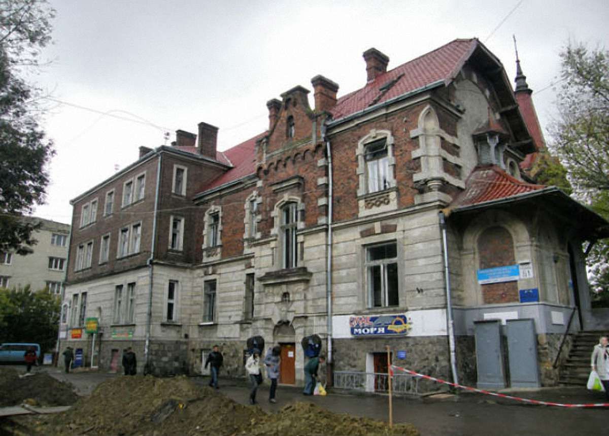 Львів’яни через соцмережі знайшли злодія, який вкрав дитячий візочок