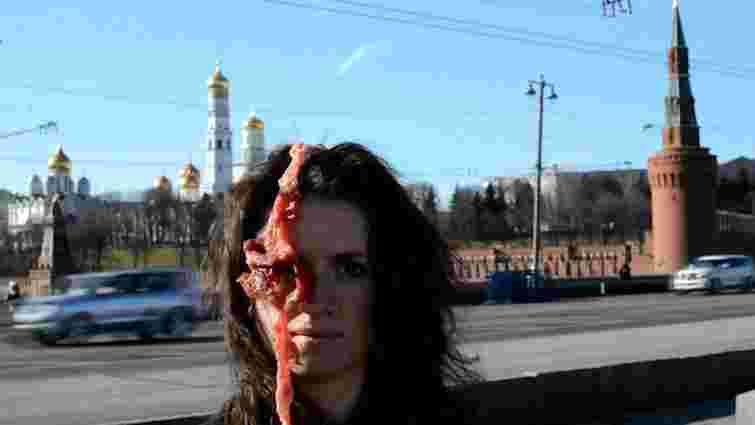 Українська художниця влаштувала антивоєнну акцію в центрі Москви
