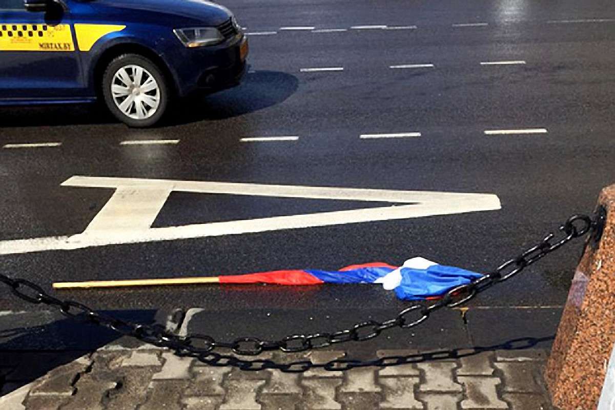 У Білорусі в День єднання з Росією зривають російські прапори