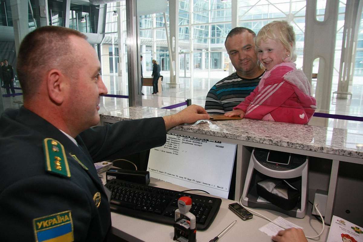 Відтепер львів'яни без черги можуть отримати дитячий документ для виїзду за кордон