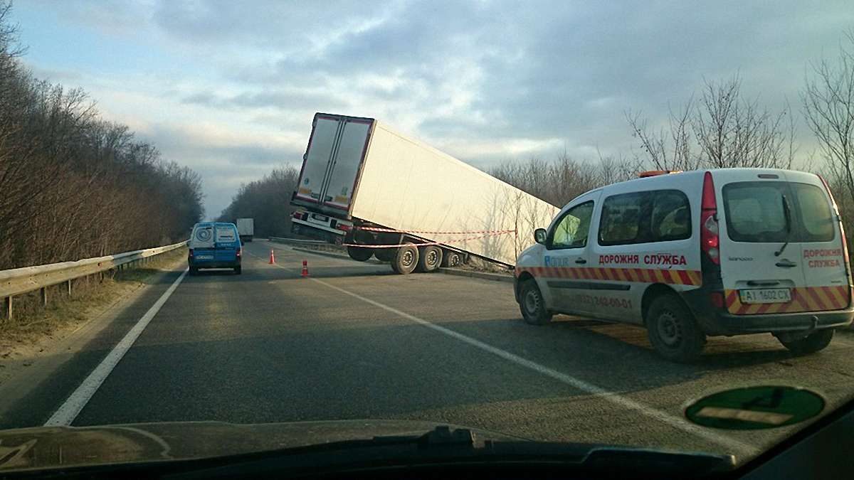 На під'їзді зі Львова фура злетіла з моста