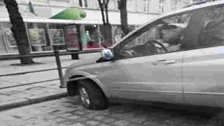 У центрі Львова прокололи шини неправильно запаркованому автомобілю