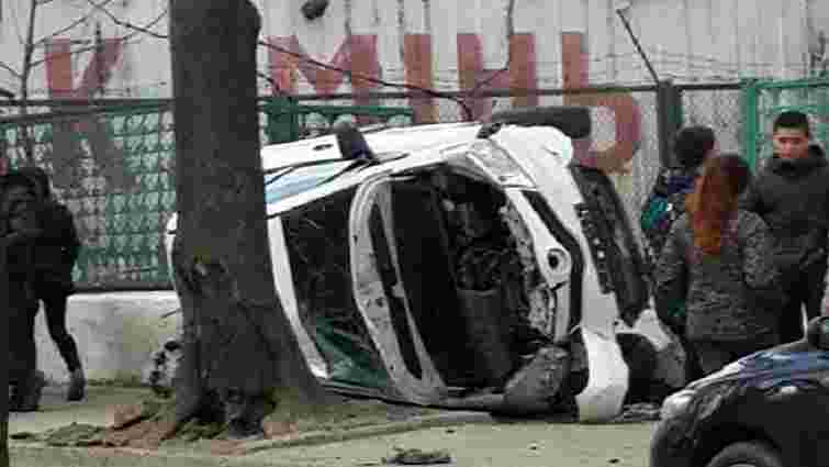 У Львові 29-річна жінка розбила автомобіль, виїхавши на тротуар 