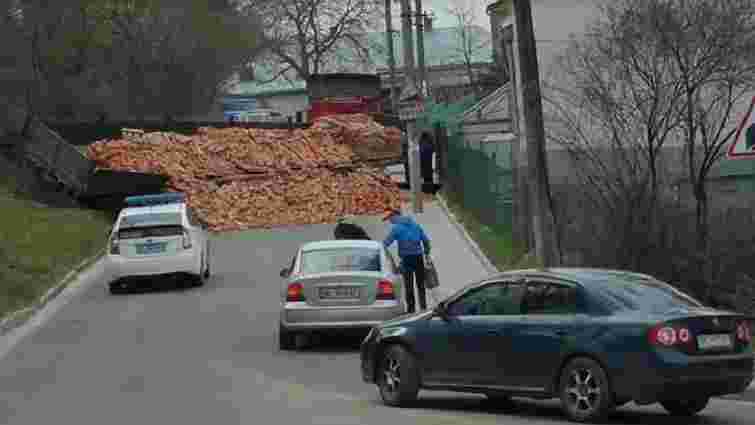 У Львові посеред дороги розсипалося півпричепа цегли