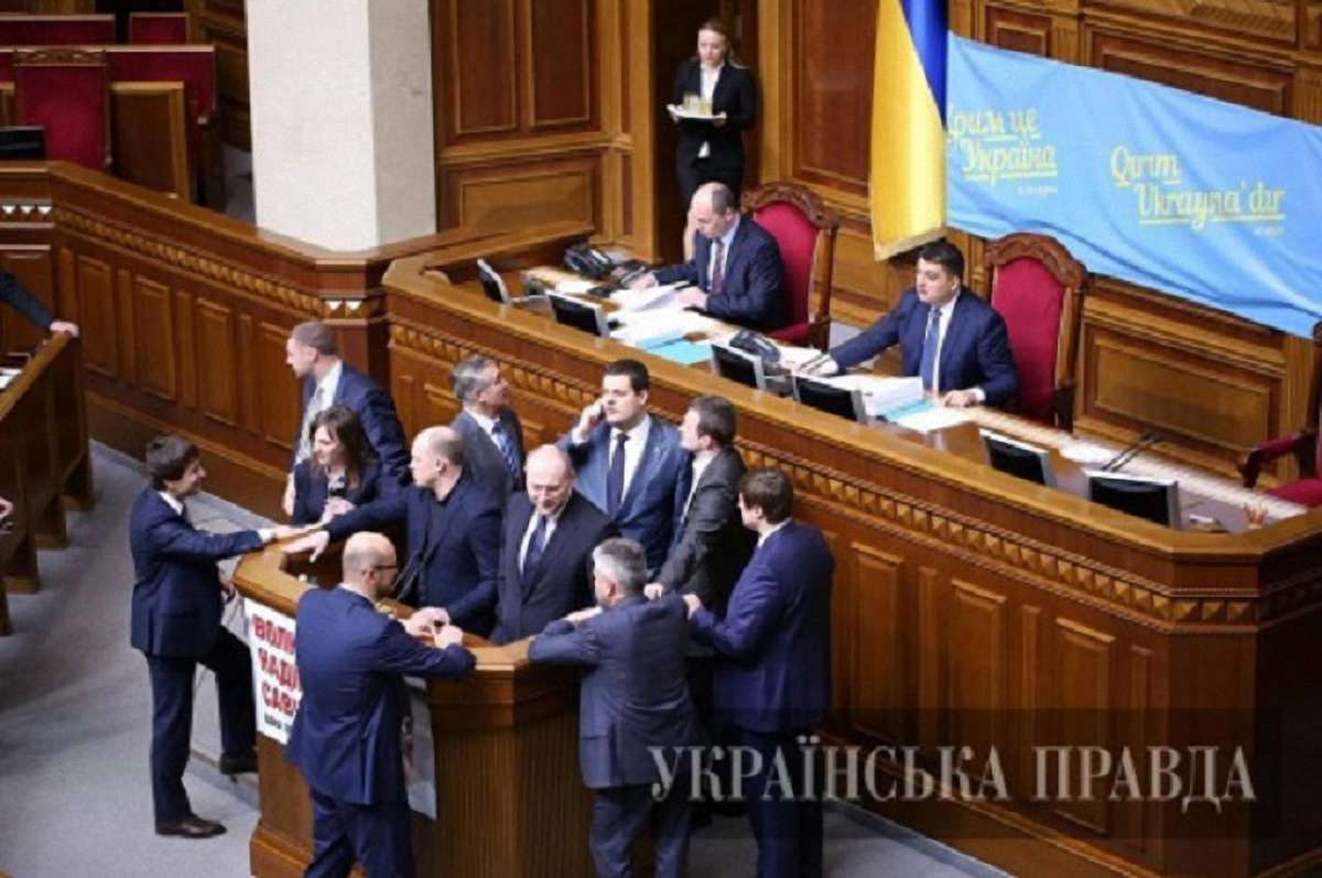Група нардепів, налаштованих проти Яценюка, блокує трибуну ВР
