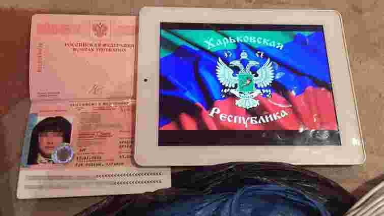 СБУ затримала росіянку, яка організувала в Харкові підрив стели з українським прапором