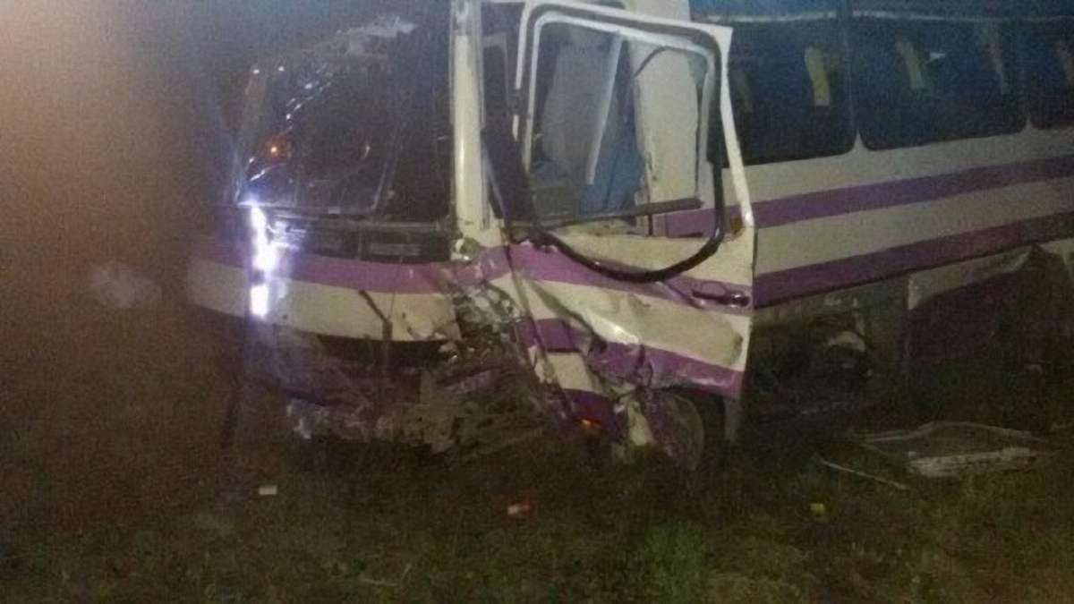 На виїзді зі Львова зіткнулася маршрутка із легковим автомобілем: є постраждалі