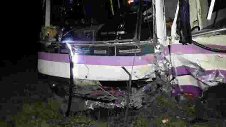 Внаслідок аварії маршрутки на виїзді зі Львова постраждали 10 людей
