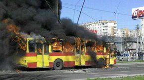 У Львові посеред дороги дотла згорів тролейбус