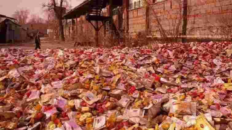 Донецьк в шоколаді: на вулицю міста викинули тонни цукерок (відео)