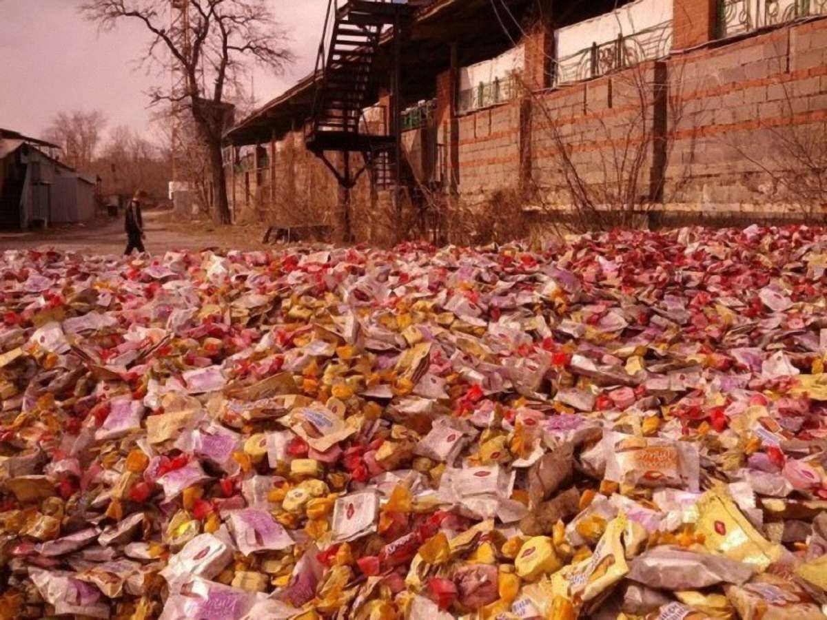 Донецьк в шоколаді: на вулицю міста викинули тонни цукерок (відео)