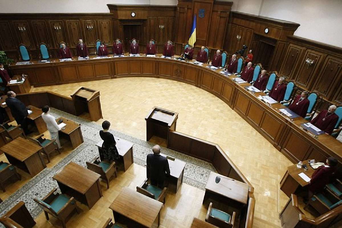 Проти семи суддів КСУ порушена кримінальна справа