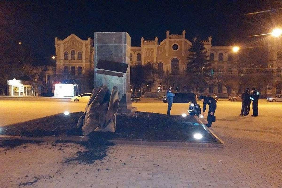 Вночі у Харкові демонтували три пам'ятники радянським комуністам (відео)