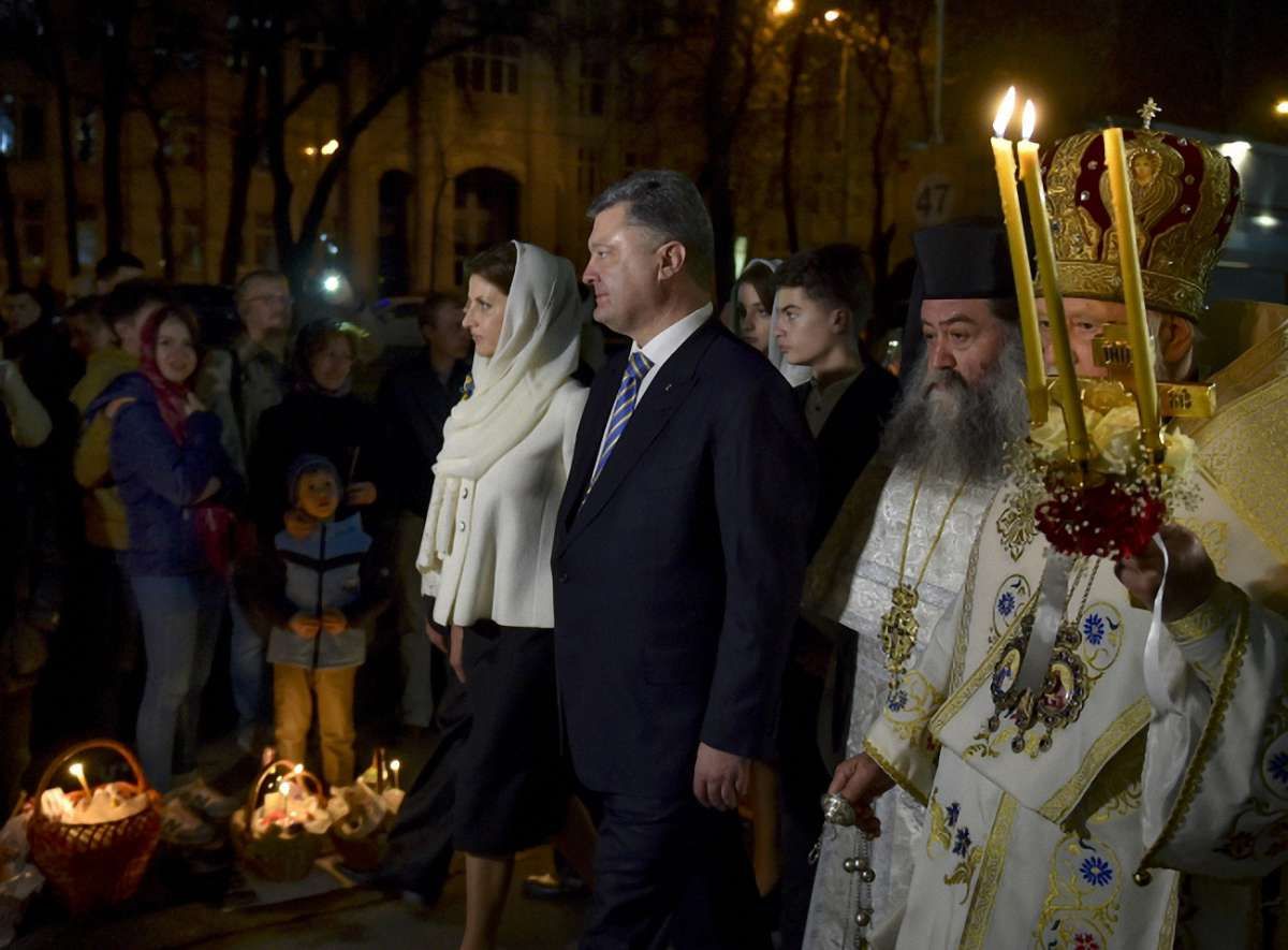 Порошенко в ніч на Великдень відвідав три храми: розпочав з УПЦ КП