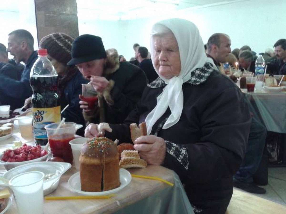 Понад 450 злиденних людей пригостили великоднім сніданком у Львові