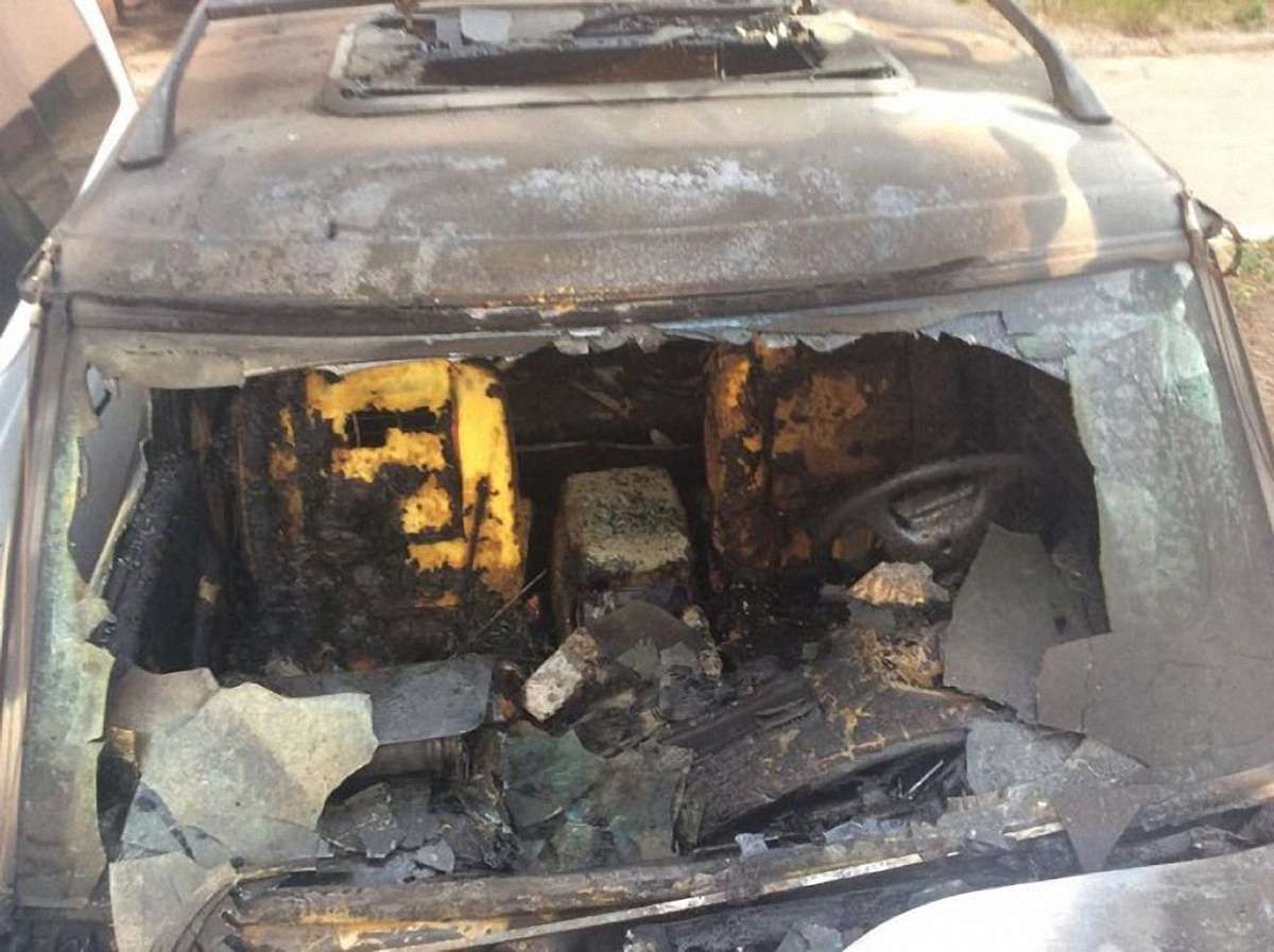 У Харкові спалили автомобіль, який волонтери купили для армії 