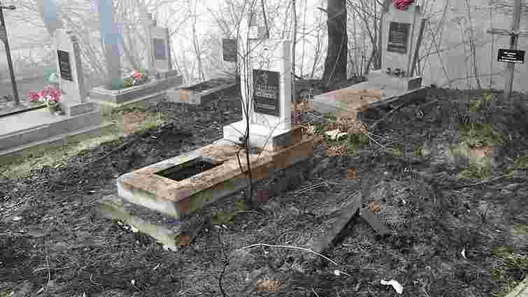 У Львові на цвинтарі згоріли надгробки та хрести