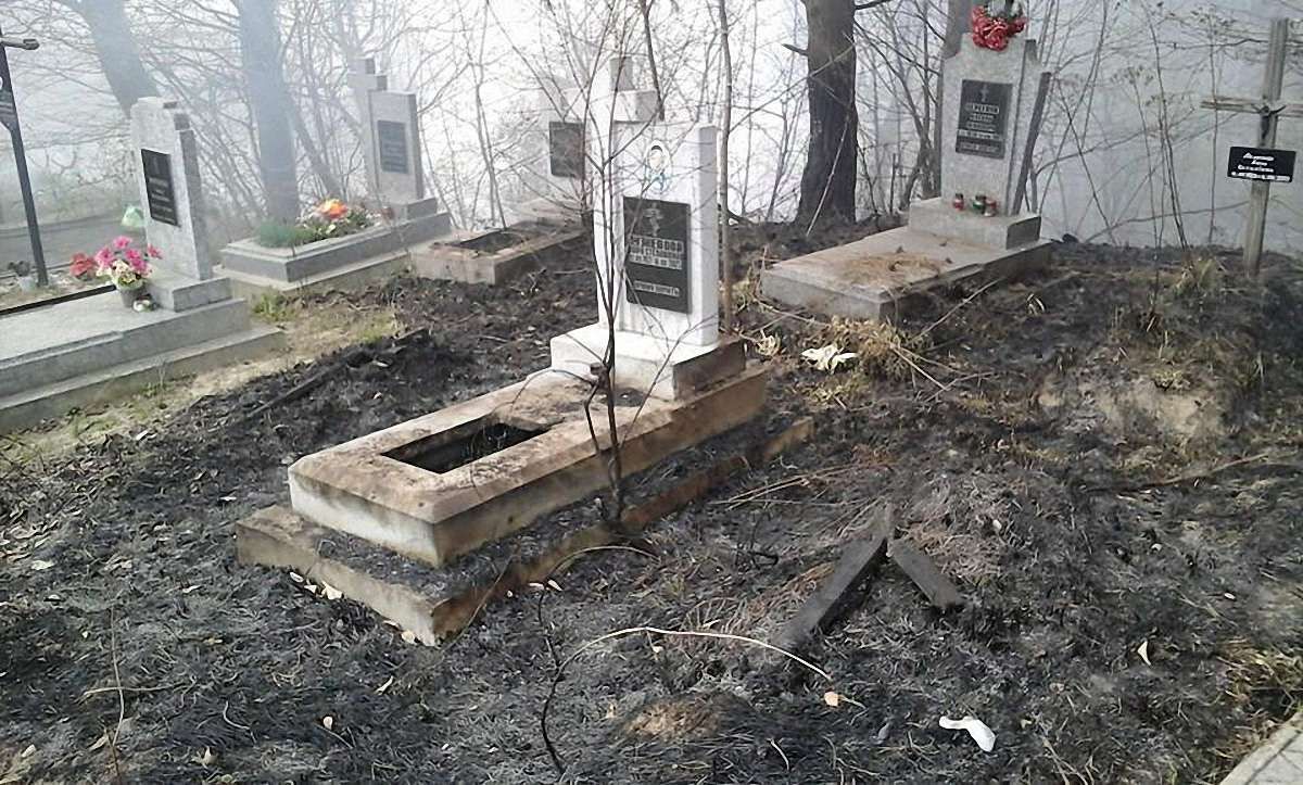 У Львові на цвинтарі згоріли надгробки та хрести