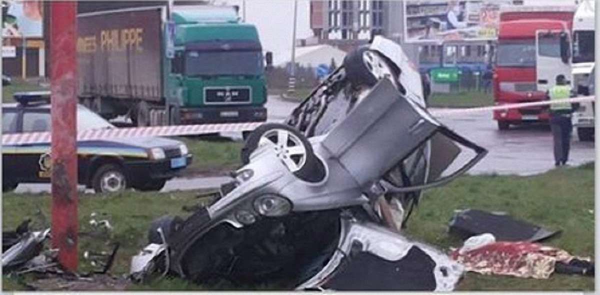 У Львові Mercedes влетів у рекламний стовп: 28-річний водій-міліціонер загинув