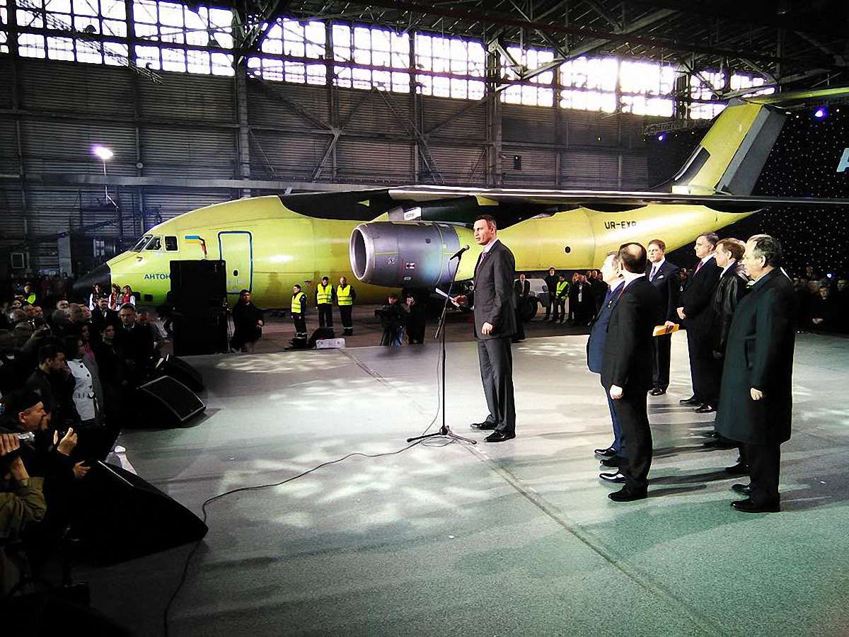У Києві представили новий український літак АН-178