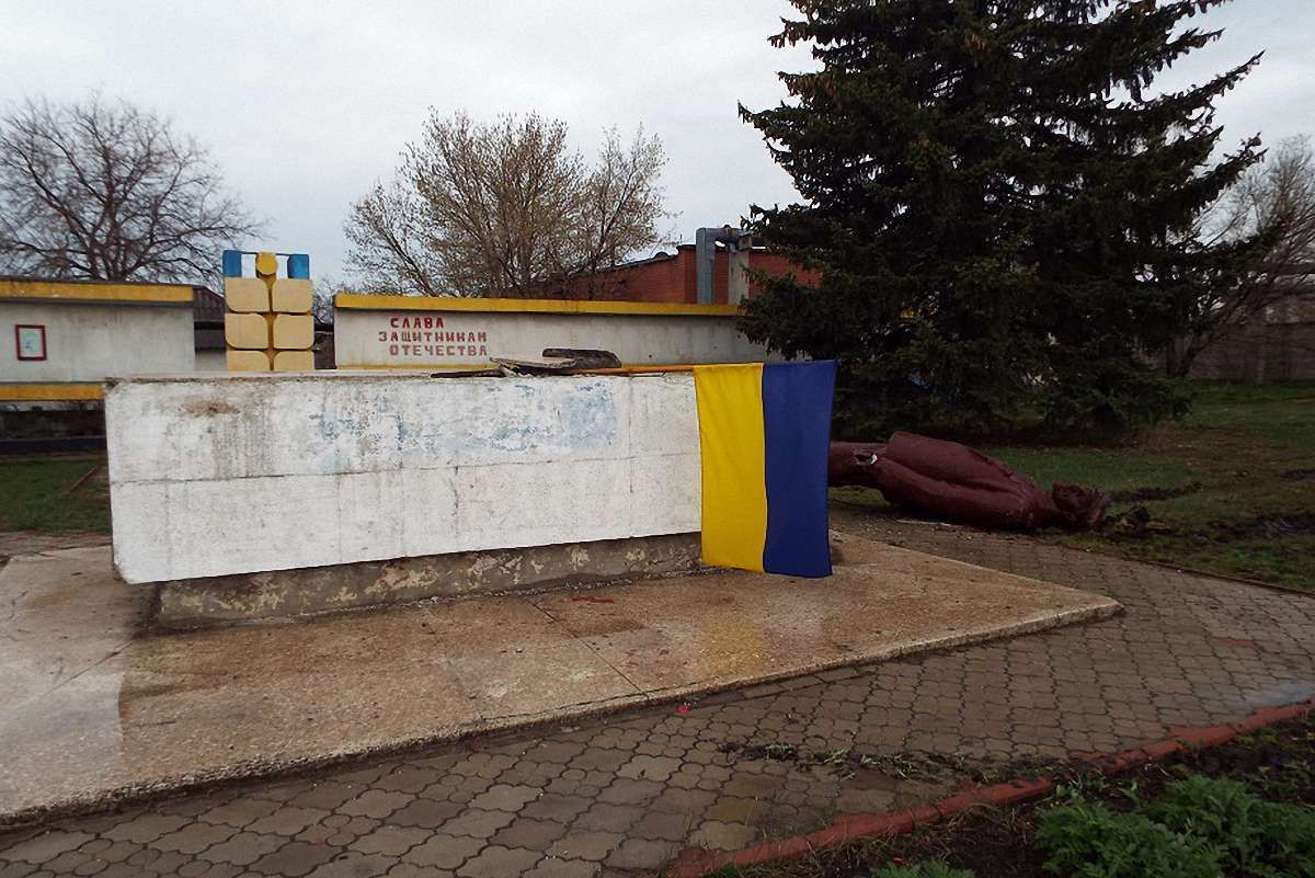 Вночі у Станиці Луганській повалили пам’ятник Леніну