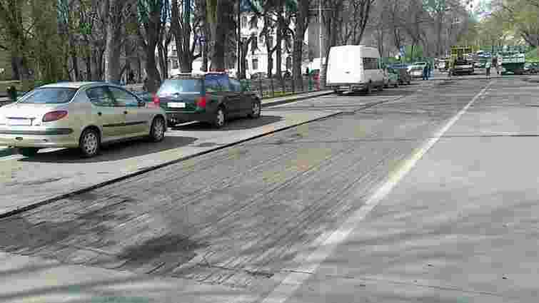 Біля Львівської ОДА провели профілактичний ремонт дороги