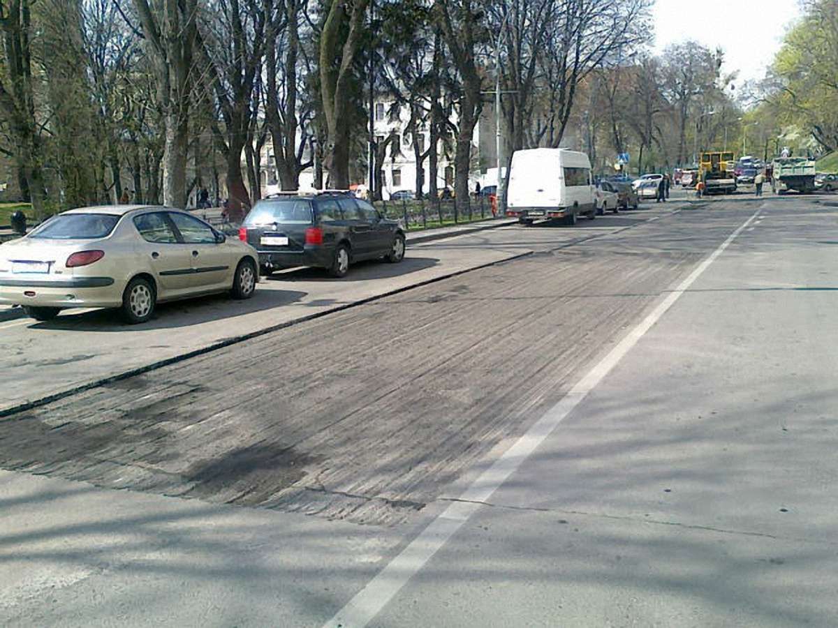 Біля Львівської ОДА провели профілактичний ремонт дороги