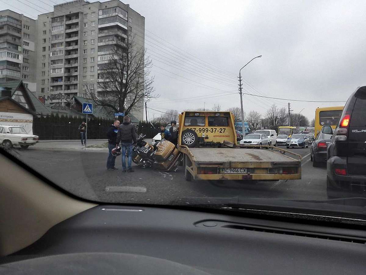 У Львові байкер в’їхав у евакуатор