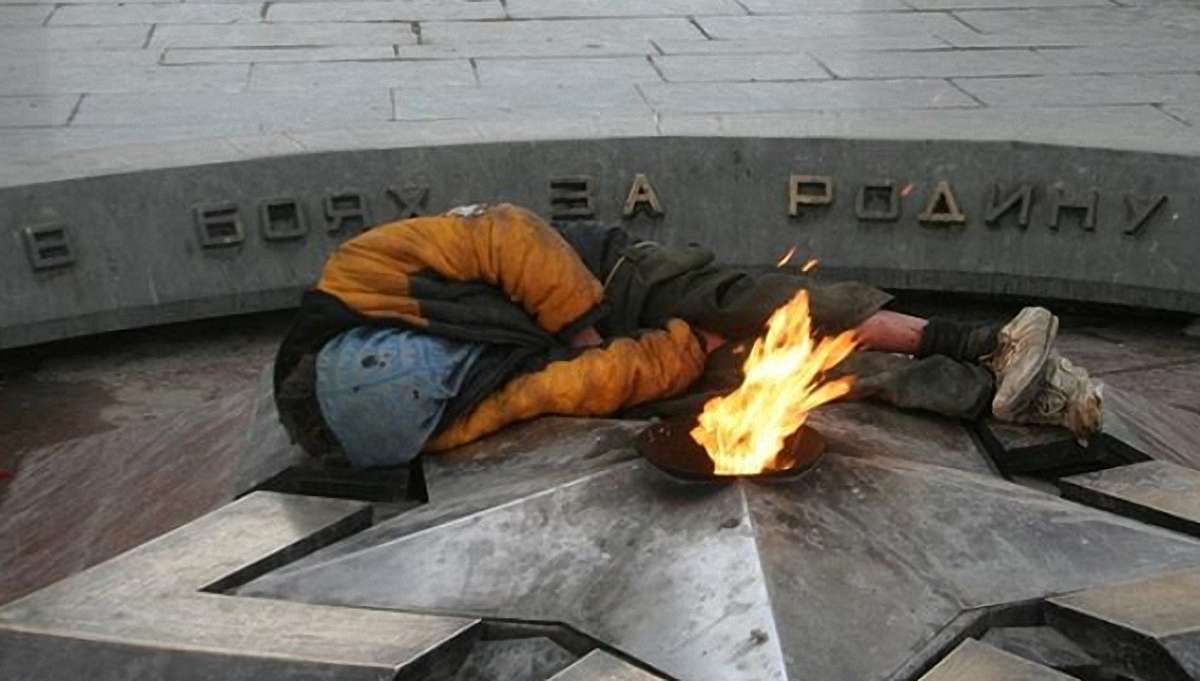У Петербурзі п'яний молодик ледь не згорів біля Вічного вогню