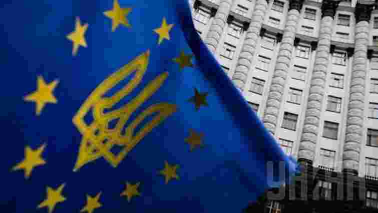 Уряд має намір підвищити зарплати держслужбовцям в Україні  за кошти ЄС