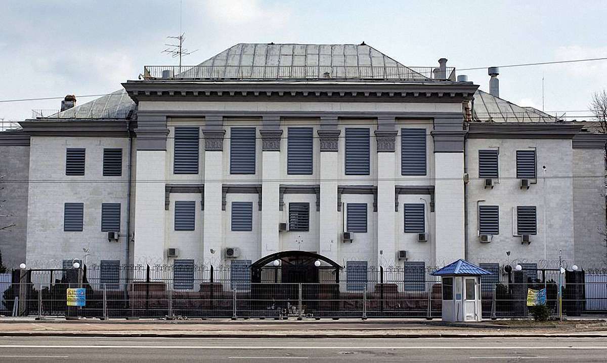 Посольство РФ у Києві обгородили додатковим парканом і колючим дротом