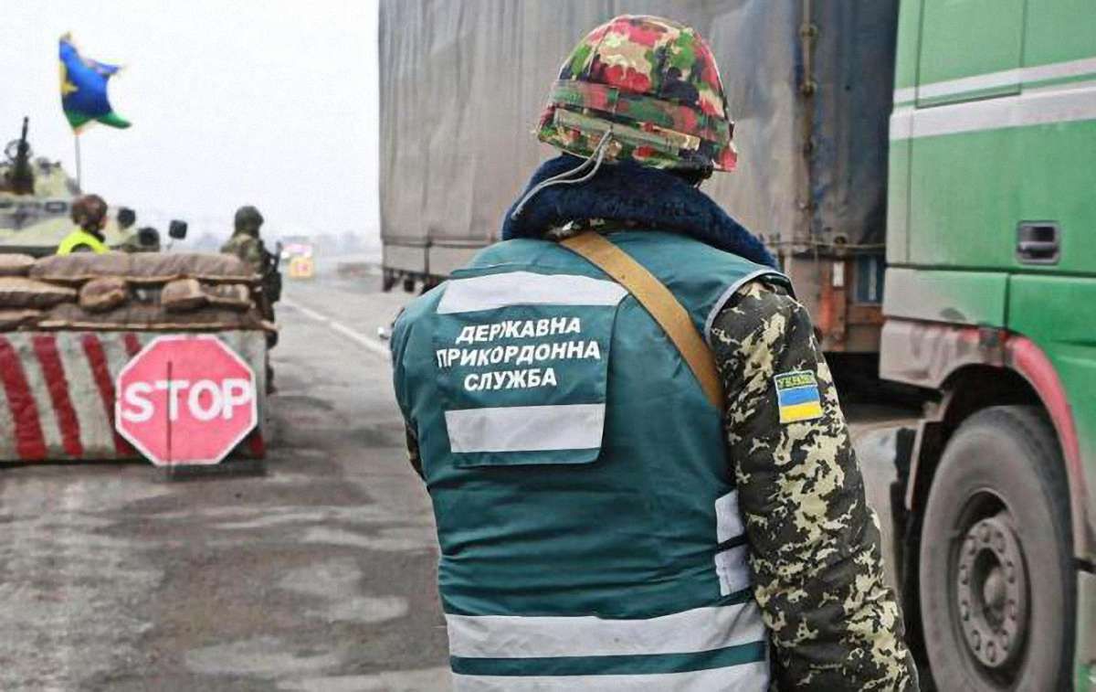 Прикордонники затримали 18 вантажівок з контрабандою для окупованого Донбасу