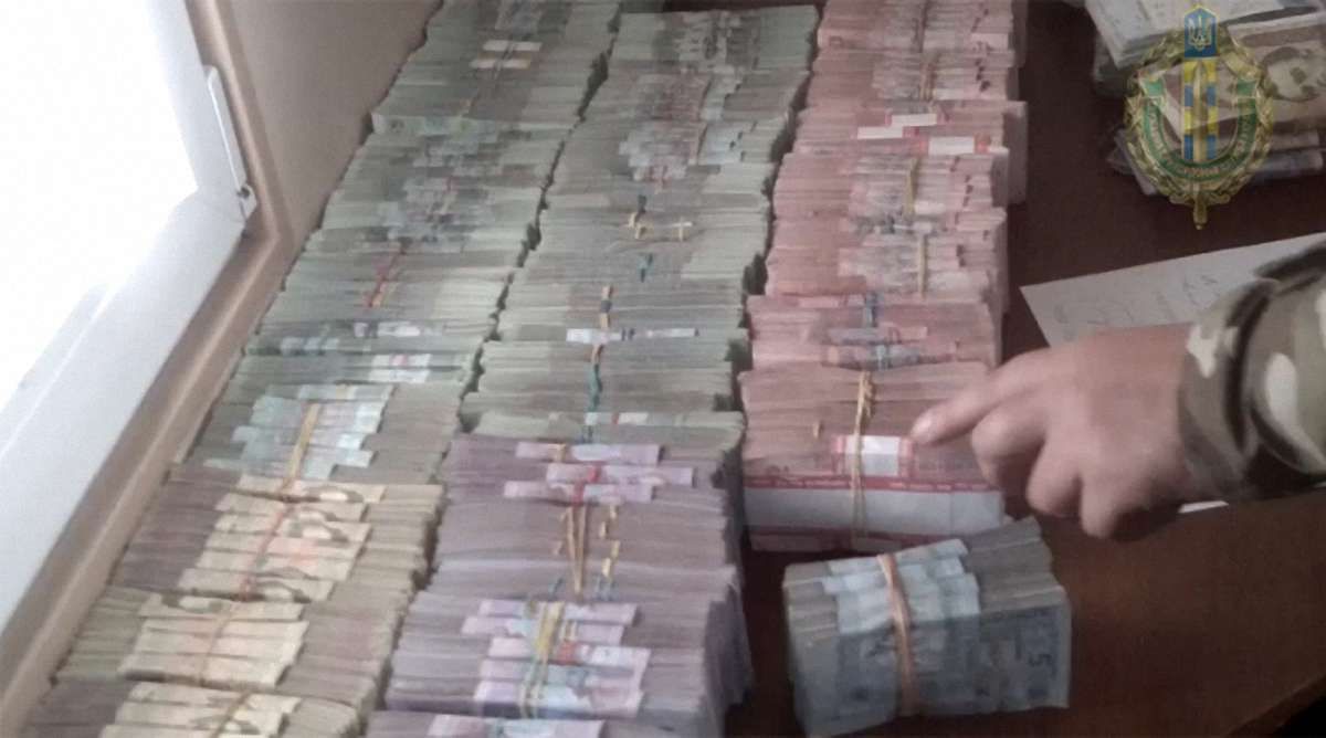 З окупованої терористами території Донбасу намагалися вивезти ₴1 млн (відео)