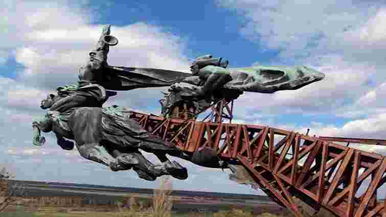 На Львівщині шукачі металу зруйнували пам’ятник «Олеські коні»