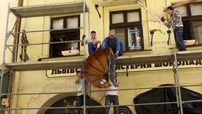 З фасаду  «Львівської майстерні шоколаду» зняли скандальні «ванни» 