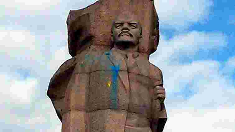 У Росії пам'ятник Леніну вимазали жовтою і блакитною фарбами