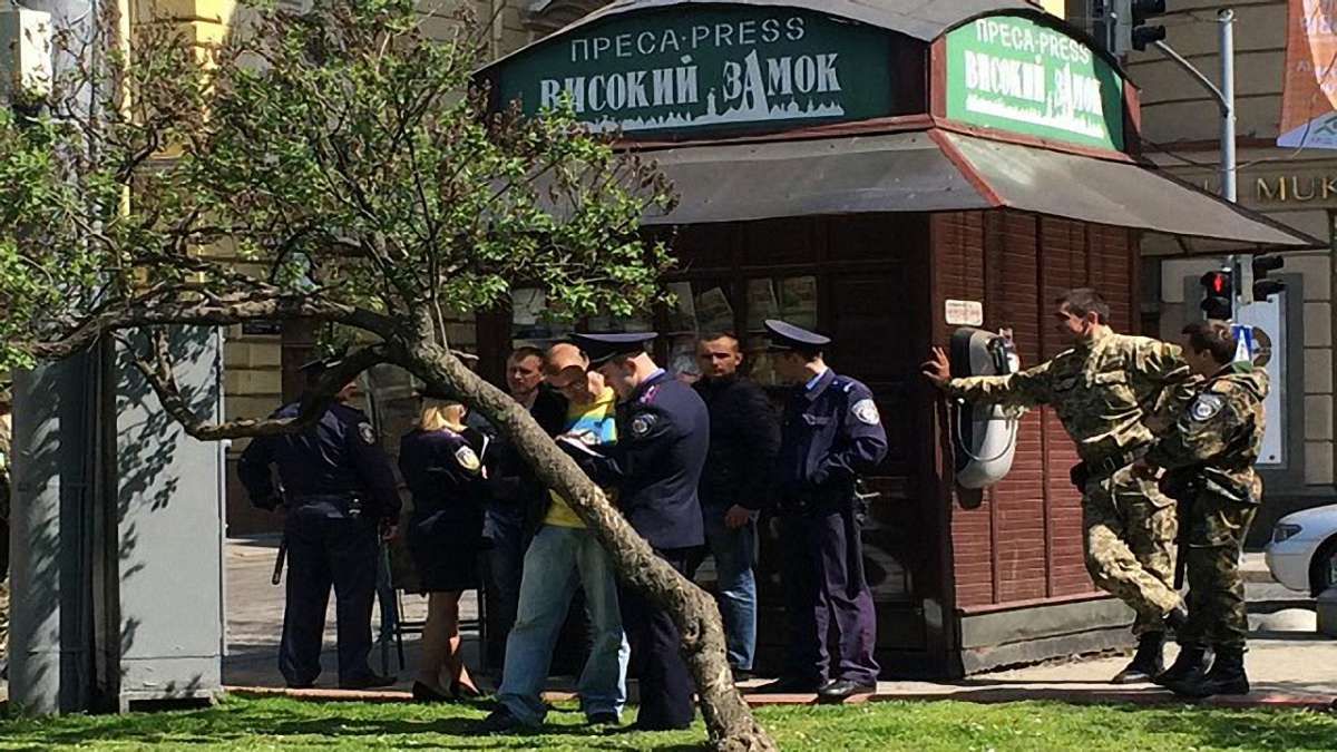 У центрі Львова «на гарячому» спіймали волонтера-шахрая