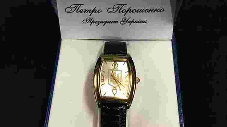Порошенко нагороджує волонтерів і бійців АТО годинниками Януковича