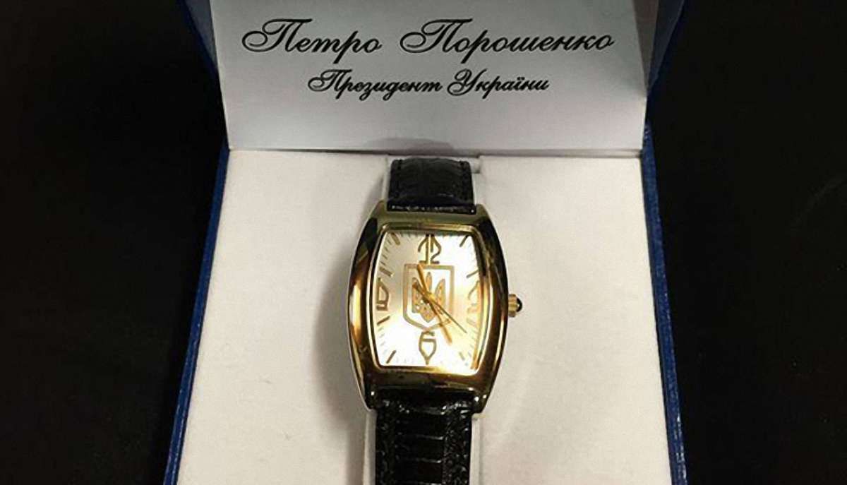 Порошенко нагороджує волонтерів і бійців АТО годинниками Януковича