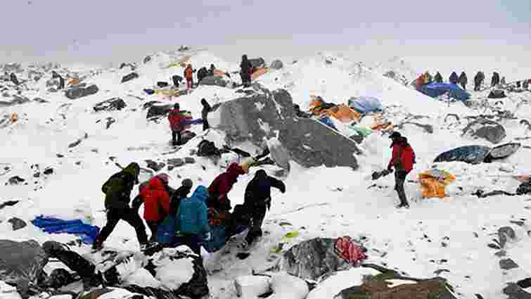Сніжні лавини вбили 65 альпіністів на Евересті