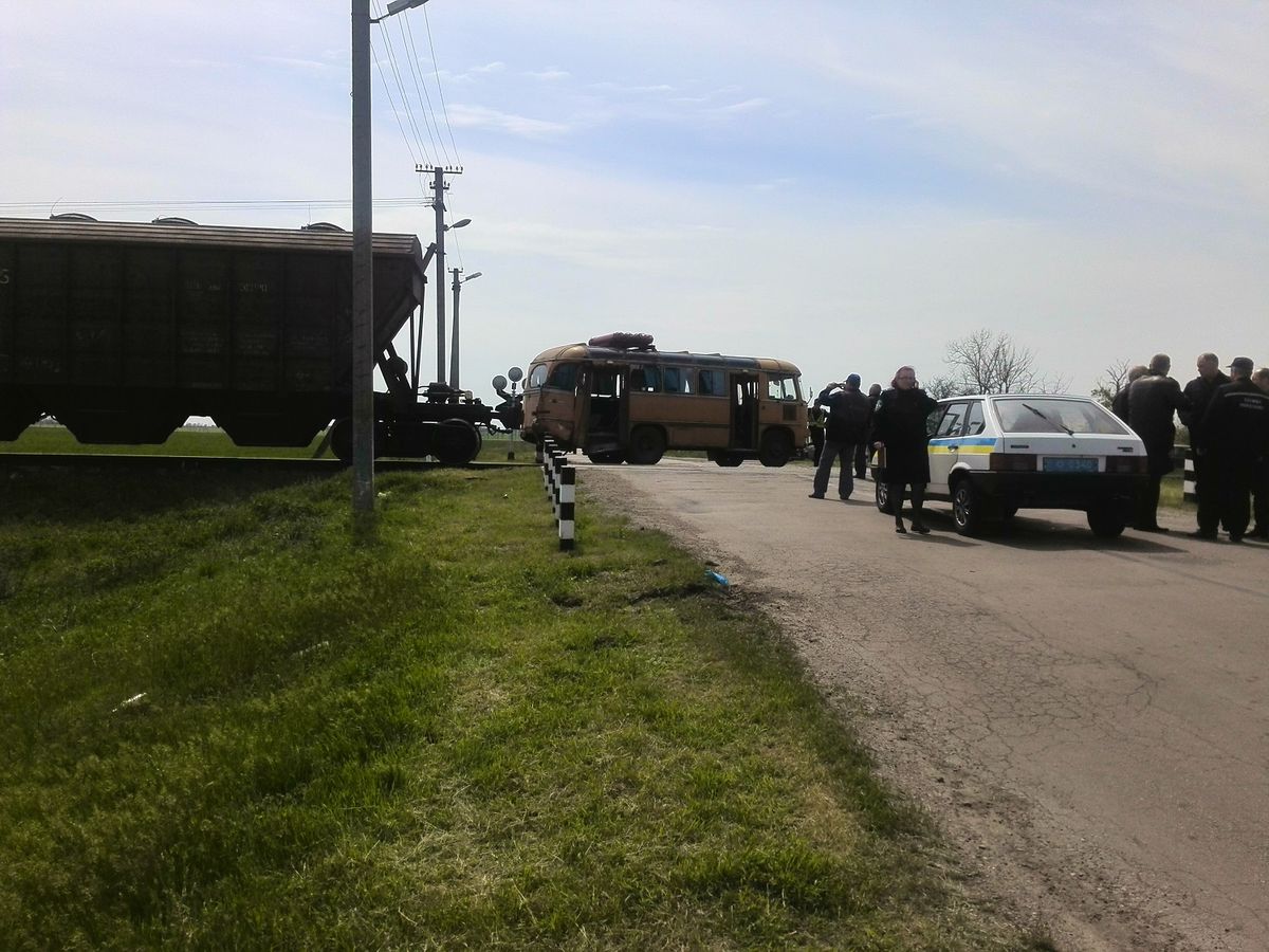 У Каховці автобус зіштовхнувся з товарним потягом (відео)